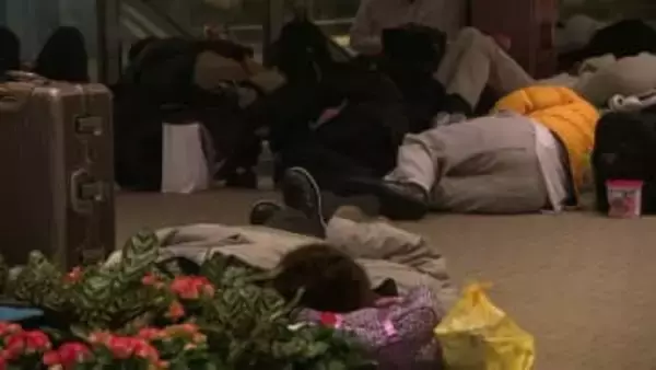 真冬の新千歳空港が「陸の孤島」に…その時、何が起きていたのか？「記録的豪雪」で7000人が空港で一夜を明かす異例の事態が発生…JR・高速バスは運休し交通網が寸断_市民生活を直撃する大混乱〈北海道〉