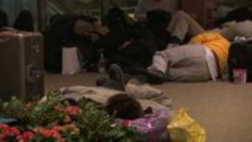 真冬の新千歳空港が「陸の孤島」に…その時、何が起きていたのか？「記録的豪雪」で7000人が空港で一夜を明かす異例の事態が発生…JR・高速バスは運休し交通網が寸断_市民生活を直撃する大混乱〈北海道〉