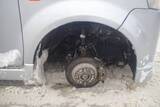 「「ガタガタと音がして会社着いて確認しようと思ったら外れた」代車の軽自動車の右前輪からタイヤ脱落＿対向車線へ転がったあと雪山に衝突＿ケガ人なし＜北海道札幌市＞」の画像1