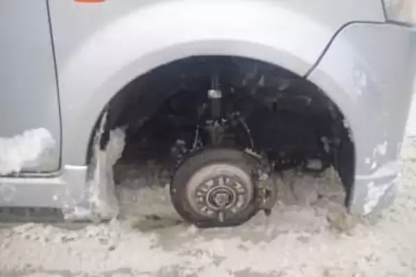 「ガタガタと音がして会社着いて確認しようと思ったら外れた」代車の軽自動車の右前輪からタイヤ脱落＿対向車線へ転がったあと雪山に衝突＿ケガ人なし＜北海道札幌市＞