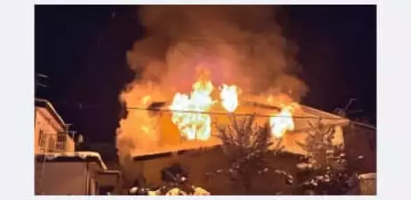 【速報】真っ赤に燃え上がる“激しい炎”函館市東山2丁目の2階建て住宅が焼ける_中学校から北東に約700メートルの住宅「住宅の2階から炎と煙が出ている」ケガ人なし〈北海道函館市〉