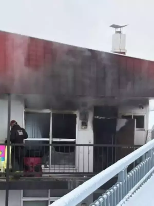 【速報】激しい炎で屋根まで黒焦げに…共同住宅から出火＿約1時間に渡って燃え続け、焼け跡から性別不明の1人の遺体＿警察などで身元の確認急ぐ（北海道 旭川市）