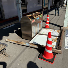 【重さ50キロの鉄製の案内看板が…】JR北海道の駅のホームで突然倒れる…当時周囲に人がおらず巻き込まれはなし〈北海道苫小牧市〉