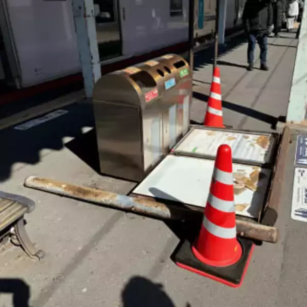 【重さ50キロの鉄製の案内看板が…】JR北海道の駅のホームで突然倒れる…当時周囲に人がおらず巻き込まれはなし〈北海道苫小牧市〉