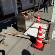 【重さ50キロの鉄製の案内看板が…】JR北海道の駅のホームで突然倒れる…当時周囲に人がおらず巻き込まれはなし〈北海道苫小牧市〉