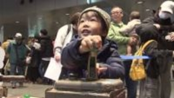 緊張感ある “運転体験” が本格的！恒例の「市電フェスティバル」多くの子どもたちでにぎわい…ループ化10周年記念乗車券も人気〈北海道札幌市〉