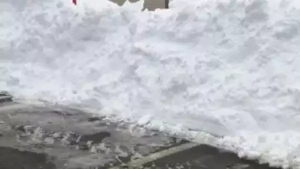 【変死体が雪の中から…】閑静な住宅街で「除雪中に遺体を発見した」除雪作業員が通報―服を着たままの40～50代ぐらい男性〈警察が事件と事故の両面で調べを進める〉北海道旭川市