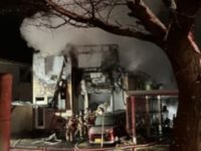 【速報】焼け跡から3人の遺体_住人か？身元の確認急ぐ_整骨院兼住宅から出火_建物をほぼ全焼し隣家にも延焼_消火活動続く（北海道千歳市）
