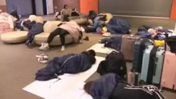 新千歳空港で雪のため500人が足止め「全然寝られなかった」15日も50便欠航―JR北海道も104本運休―雪の重みで"電線切断"し一時最大3万6000戸が停電〈北海道〉