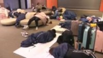 【暴風雪で打撃】新千歳空港で500人足止め「全然寝られなかった」15日も50便欠航―JR北海道も104本運休―雪の重みで"電線切断"し一時最大3万6000戸が停電〈北海道〉