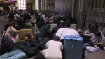 【災害級の大雪で計画運休ドキュメント】 ”午後8時47分最終列車”に乗ろうと走る、走る…その後に空港着の”約2000人”には臨時バスが…乗客は混乱なく移動できたのか？〈北海道〉