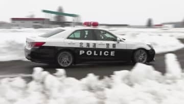 【パトカーがサーキットを疾走】レーシングドライバーが警察官に運転を直接指導＿緊急時の追跡・加速の仕方など「プロの技術」で交通取り締まりを訓練〈北海道更別村〉