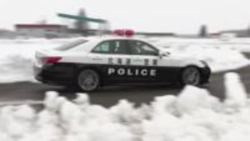【パトカーがサーキットを疾走】レーシングドライバーが警察官に運転を直接指導＿緊急時の追跡・加速の仕方など「プロの技術」で交通取り締まりを訓練〈北海道更別村〉