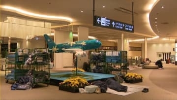 【大雪】新千歳空港で約500人が一夜を明かす―14日に160便が欠航、15日も影響続く…毛布が配られるなか空港で"雑魚寝"した人は「助かった。疲れたけど、いい経験になった。きょうは戻りたい」＜北海道＞