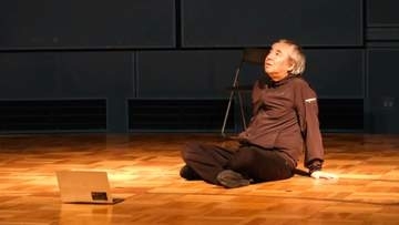 究極の"一人芝居"、再び北海道へ――俳優・入江雅人「北海道のパンクスタイル2」札幌で3公演 「僕のような、くだらなくてスケールの大きい一人芝居は他にない」注目してほしいのは「受付に立っている僕の姿」