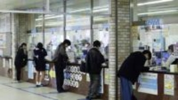 【札幌市営地下鉄】大通駅の定期券売り場が約100m移転 “札幌シャンテ”の向かい側に…現在は通路で立って待ち付近は大混雑…新しい売り場は座って待てるスペースが 利用客は「立って待つのはきつい」