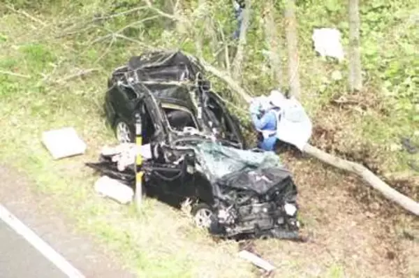 高速道路で乗用車が立ち木などに激突し大破＿60代男性が死亡、60代女性が大ケガ＿車はレンタカーと判明＜北海道苫小牧市＞