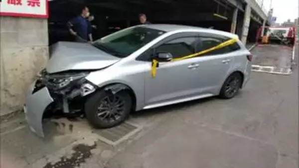 コンビニ駐車場で車同士が衝突…うち1台はブロック塀を突き破り、さらに90m先のパチンコ店駐車場まで暴走して柱に激突…高齢とみられる男性ドライバーが頭から流血＜北海道札幌市白石区＞