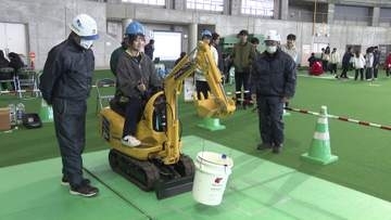 「やっぱりプロはすごい」インフラを支える建設の仕事体験が札幌市で開催 足場の組み立てや機械の操縦体験などの実際の仕事を中学生が体験