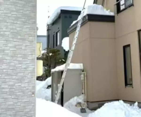 【屋根の雪下ろし中に転落か】80代男性が死亡「雪の中に体の一部が見えていて呼び掛けても起きない」家族が発見し119番通報＿気温が上昇し落雪事故に注意〈北海道札幌市〉
