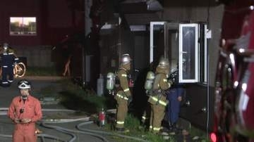 【住宅火災で男性死亡】平屋建て集合住宅の一室で出火～住人とみられる男性1人が病院搬送も死亡確認「煙が出ている」近隣住民から通報→警察と消防が原因調査中〈北海道釧路市〉