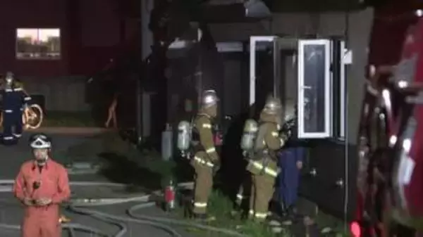 【住宅火災で男性死亡】平屋建て集合住宅の一室で出火～住人とみられる男性1人が病院搬送も死亡確認「煙が出ている」近隣住民から通報→警察と消防が原因調査中〈北海道釧路市〉