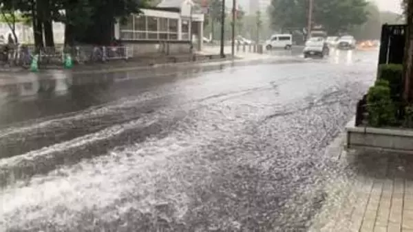 【道央・道南で局地的大雨】低い土地の浸水や河川氾濫に警戒を～26日正午までの24時間雨量は多いところで60ミリと予想…JR特急など15本運休→札幌市民も「びちゃびちゃで大変」〈北海道〉