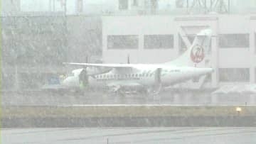 札幌丘珠発秋田行きの旅客機が函館空港に"緊急着陸"…右側のエンジンにトラブルがあり停止‥乗客乗員26人にケガなし＜北海道エアシステム・JAL2823便＞