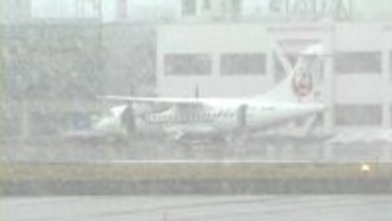 札幌丘珠発秋田行きの旅客機が函館空港に"緊急着陸"…右側のエンジンにトラブルがあり停止‥乗客乗員26人にケガなし＜北海道エアシステム・JAL2823便＞