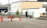 「【速報】コンビニの駐車場で車同士が衝突…うち1台がブロック塀を突き破り、隣りのパチンコ店駐車場へ＿運転手が頭を打撲するケガ〈北海道札幌市〉」の画像1
