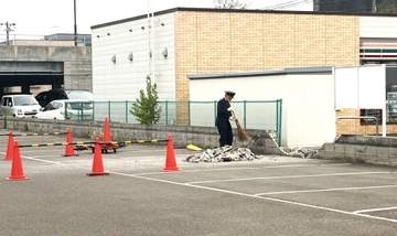 【速報】パチンコ店の駐車場で車がブロック塀を突き破る＿車同士の衝突事故のあとブロック塀を突き破ったか＿運転手が頭を打撲〈北海道札幌市〉