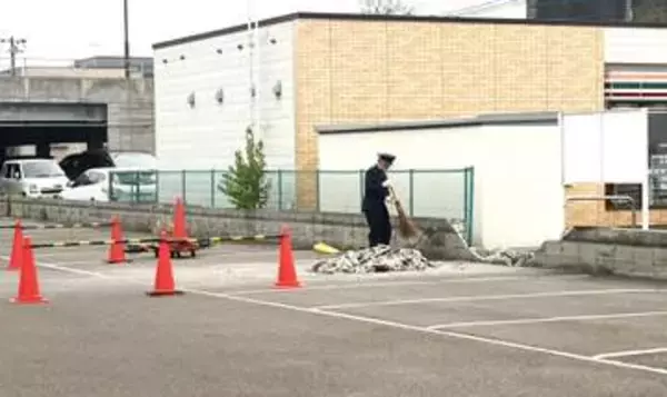 【速報】コンビニの駐車場で車同士が衝突…うち1台がブロック塀を突き破り、隣りのパチンコ店駐車場へ＿運転手が頭を打撲するケガ〈北海道札幌市〉
