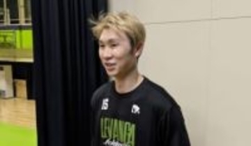 【レバンガ北海道】練習後にクリスマスプレゼント交換会 ラモス選手に島谷怜選手がヘアブラシ「寝ぐせが…もっとハンサムに」