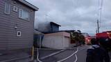 「2階建て住宅で火事…1階部分から2人みつかるも意識不明…住人の高齢夫婦か〈北海道函館市〉」の画像1
