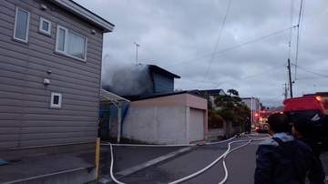 2階建て住宅で火事…1階部分から2人みつかるも意識不明…住人の高齢夫婦か〈北海道函館市〉