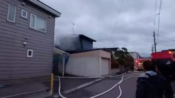 2階建て住宅で火事…1階部分から2人みつかるも意識不明…住人の高齢夫婦か〈北海道函館市〉