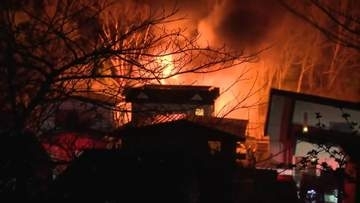 【続報】住宅火災で2人死傷_遺体はこの家に住む70代の男性か_約3時間後に鎮火も隣の家の壁などに燃え移る〈北海道函館市〉