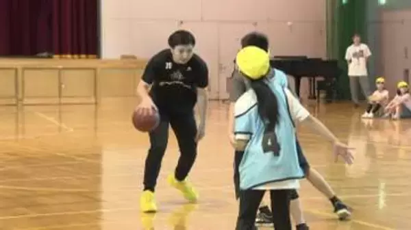 スリーポイントシュートに歓声！レバンガ北海道の富永啓生選手が小学校を初訪問→ミニゲームなどで児童と交流「最高の思い出」子どもたちも大喜び…レバンガと札幌市の『学校訪問プロジェクト』〈北海道札幌市〉