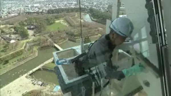 サクラ見物へ準備万端！五稜郭タワー展望台で窓300枚ピカピカ拭き掃除…五稜郭公園の開花予想は17日か～きれいな窓から“サクラのピンク色”もうすぐ〈北海道函館市〉
