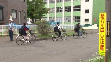 『自転車も安全運転を』登校中の学生に警察が注意呼び掛け～新学期スタートに合わせ啓発…秋は“夕暮れ早まり”事故増加「歩行者の事故にも気を付けて」〈北海道苫小牧市〉