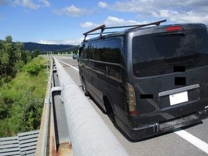 【タイヤ脱落】高速道路走行中に…乗用車から”タイヤ脱落”中央分離帯に衝突し路肩まで跳ね返る→ケガ人なし―警察は強く呼びかけ「日常的な点検の徹底を」〈北海道深川市〉