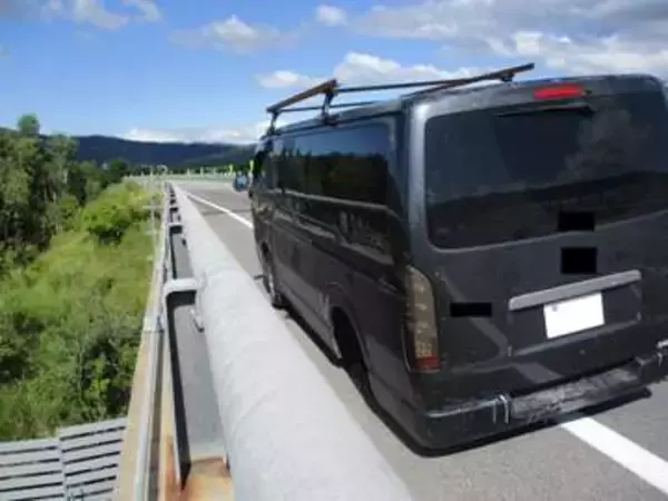 【タイヤ脱落】高速道路走行中に…乗用車から”タイヤ脱落”中央分離帯に衝突し路肩まで跳ね返る→ケガ人なし―警察は強く呼びかけ「日常的な点検の徹底を」〈北海道深川市〉