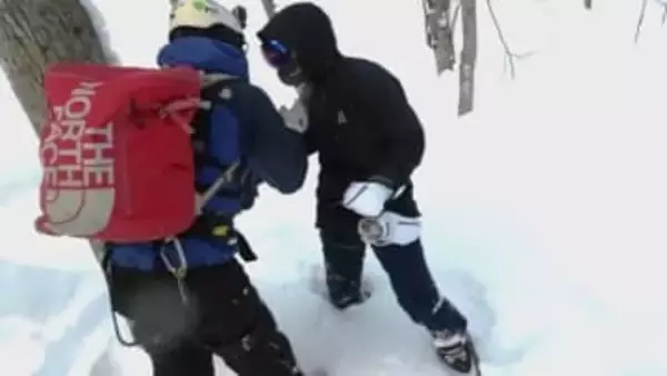 【映像】中国人の大学生がバックカントリーで遭難「コース外に出てしまい下りられなくなった」道警ヘリが救助する様子を公開＿冬山遭難に注意呼びかけ〈北海道旭川市〉