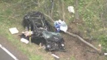 【速報】新千歳空港IC付近で乗用車が“立ち木に衝突”乗用車が大破し男女2人が搬送＿男性1人は心肺停止の重体・同乗の女性も大けが…共に60代くらいとみられ身元の確認急ぐ〈北海道苫小牧市〉