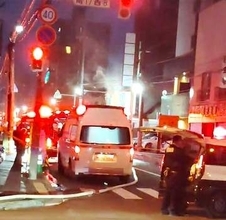 「道路工事の火花が建物に燃え移った」道路工事の現場近くで本屋が燃える＿舗装材の加熱中に何らかの原因で引火したか＿消防車など11台出動＿27日も原因調査へ＜北海道札幌市＞