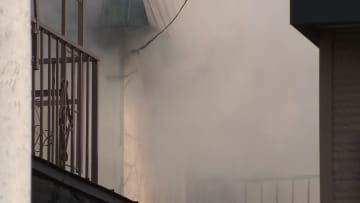 【意識不明の重体】噴き出す炎と黒煙…室内から30代くらい男性救助も意識不明重体_2階建て住宅から出火_激しい火災で周辺に延焼の恐れも_消防車25台が出動し消火活動（北海道札幌市）