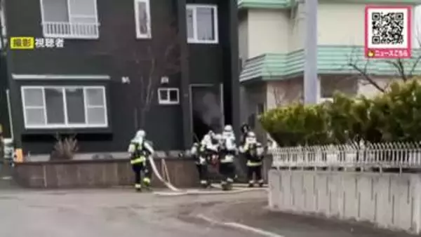 「建物から火と煙」消防隊が玄関を開けたとたん煙が…2階建て住宅が燃え60代女性が搬送＜北海道札幌市清田区＞