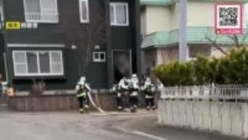 「建物から火と煙」消防隊が玄関を開けたとたん煙が…2階建て住宅が燃え60代女性が搬送＜北海道札幌市清田区＞