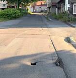 「【なぜ陥没？】『道路の表面に穴ぼこがある』車道に"15～20センチの穴"…さらにその下には約1立方メートルの空洞が存在＿ケガ人なし＿市が原因究明進める〈北海道小樽市〉」の画像1