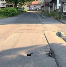 【なぜ陥没？】『道路の表面に穴ぼこがある』車道に"15～20センチの穴"…さらにその下には約1立方メートルの空洞が存在＿ケガ人なし＿市が原因究明進める〈北海道小樽市〉